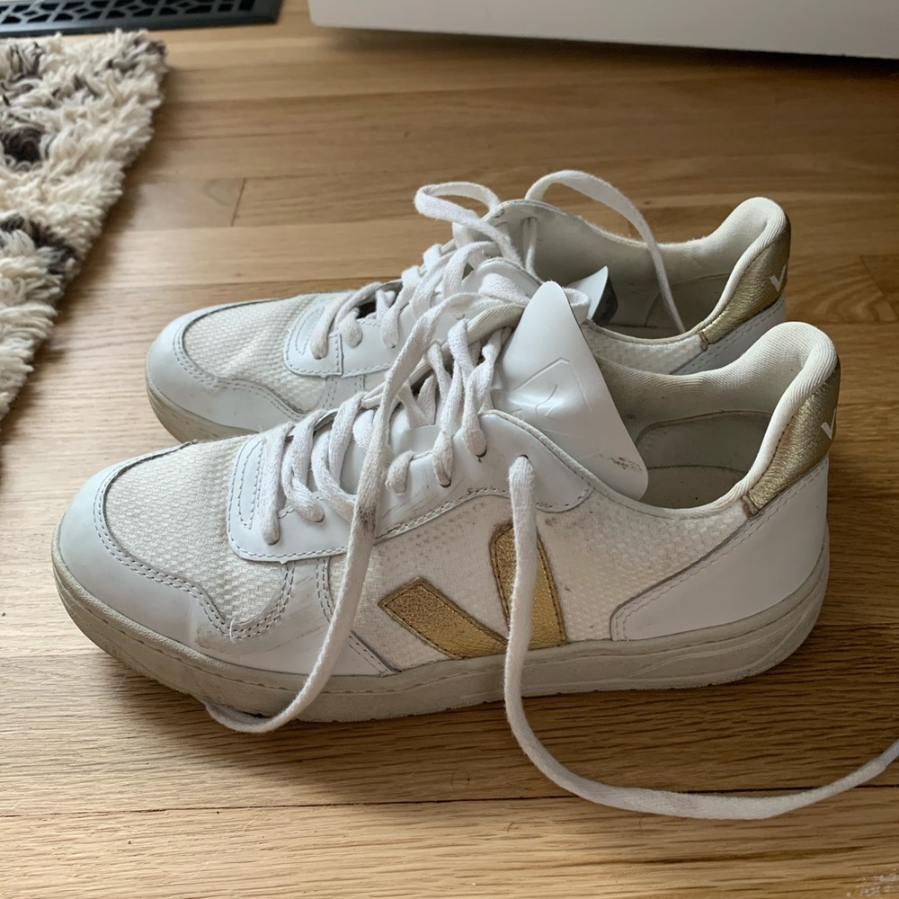 Veja v10 white and gold size 8